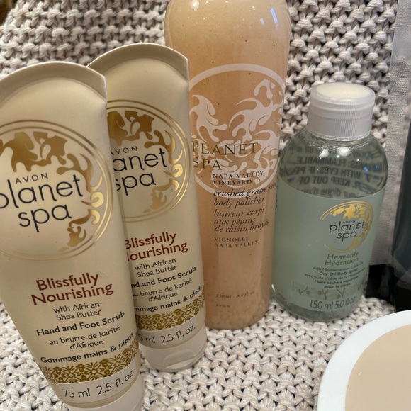 Avon beauty bundle - Picture 2 of 3